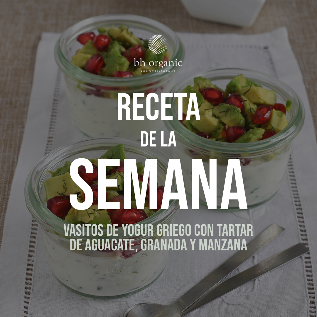 Vasitos de yogur con tartar de aguacate, granada y manzana. aperitivo fácil y sano
